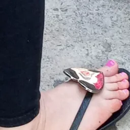 Flagras de pés femininos