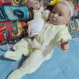 Grupo  bebê mama e faz xixi