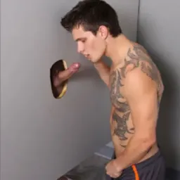GLORY HOLE✊🏻💦