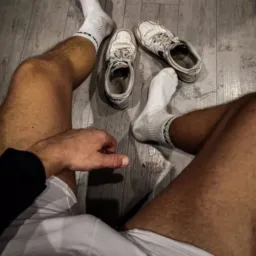FETICHE'S DE ROPA INTERIOR, SEMÉN EN LOS CALZONES, TENIS, CALCETINES Y PATAS. HOMBRES. 😈😋🤤