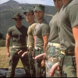 Machos en uniforme