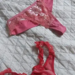 Marido mostra as calcinhas da sua mulher