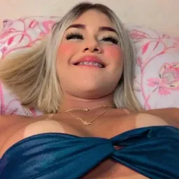 "Qualquer mina loirinha"

A mente dos cara: